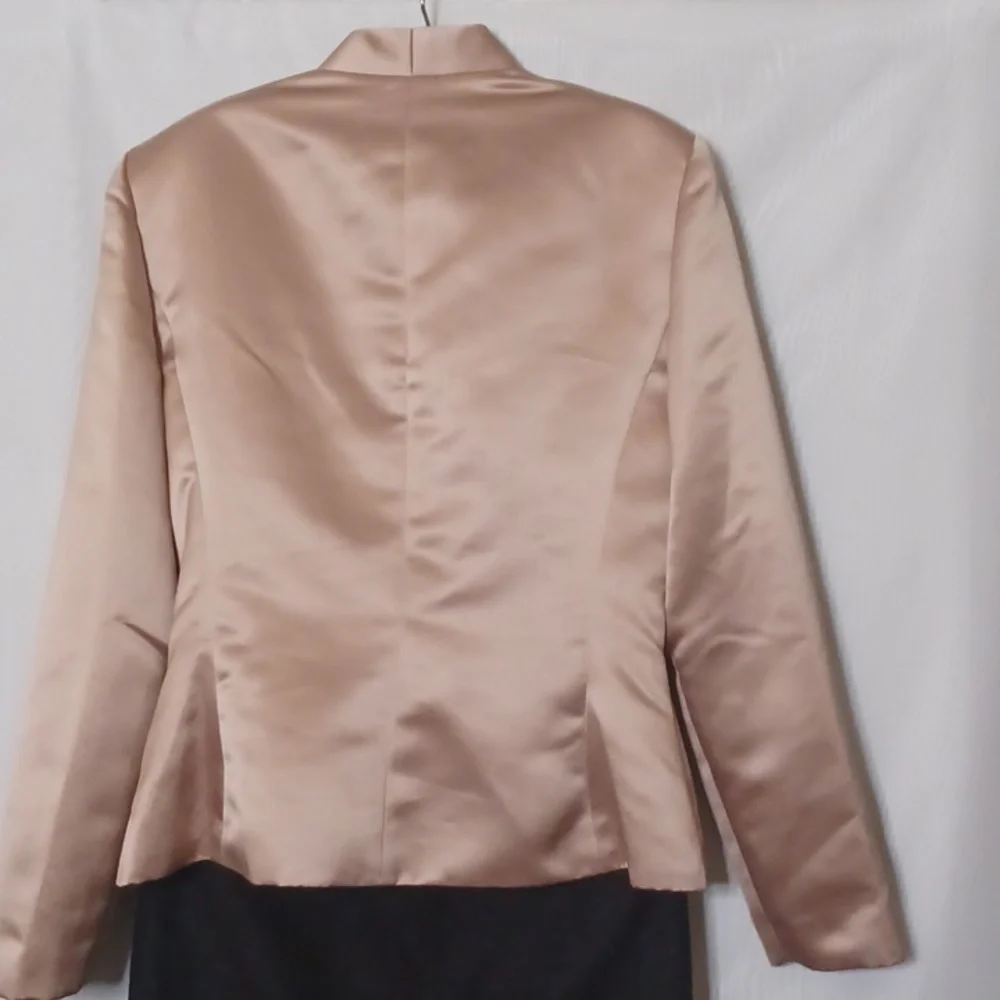 DONNA MORGAN Beige Satin Button Down Blouse With Pleats & Bow. Size 12 - Picture 9 of 10